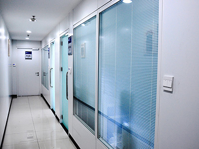 如何選擇醫(yī)用鋼制墻板，興鐵來(lái)教您